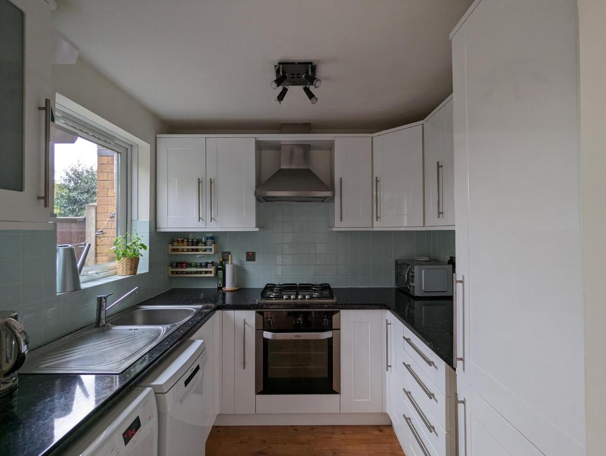 Cosy House With A Garden Villa London Bagian luar foto