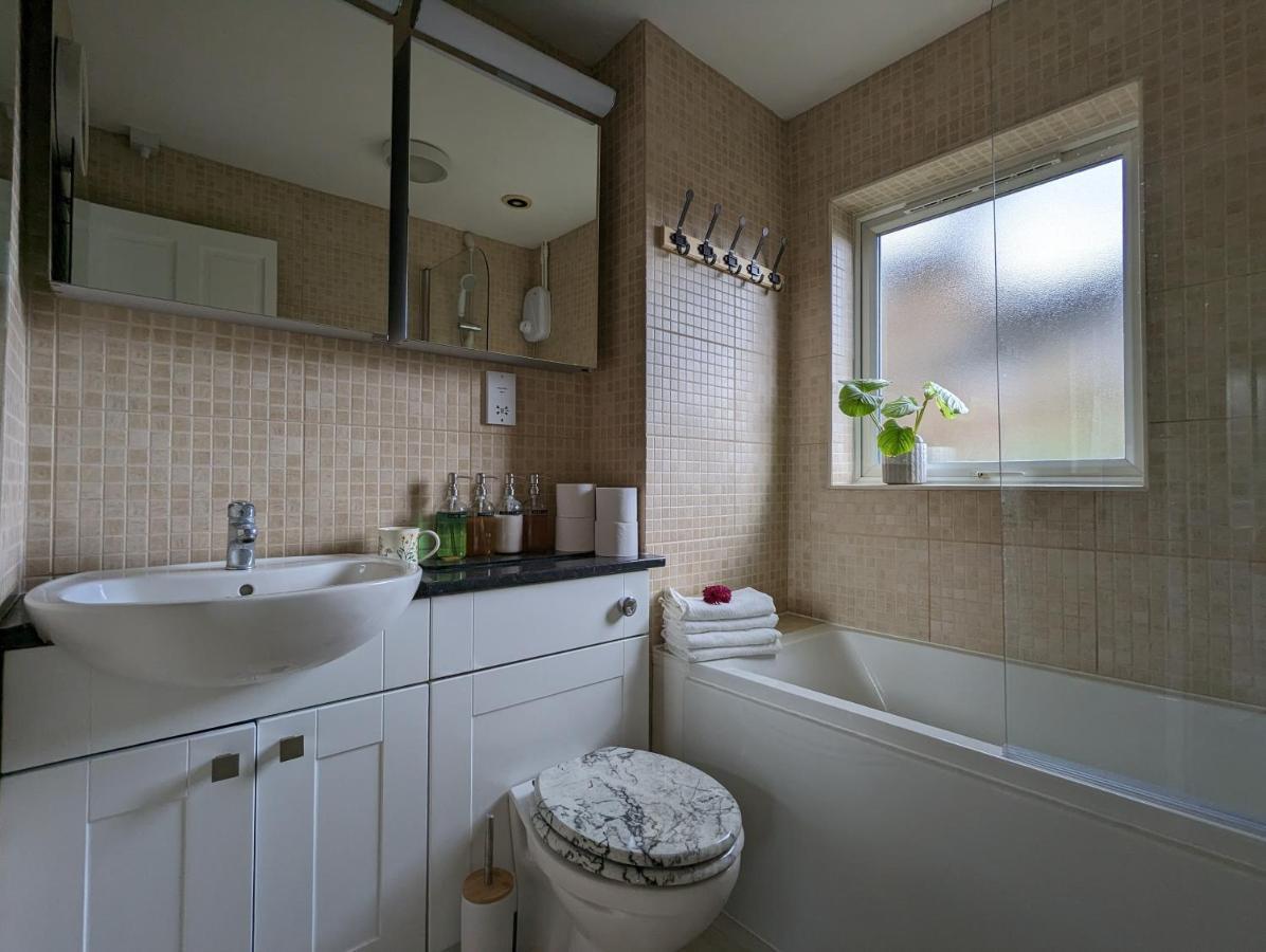 Cosy House With A Garden Villa London Bagian luar foto