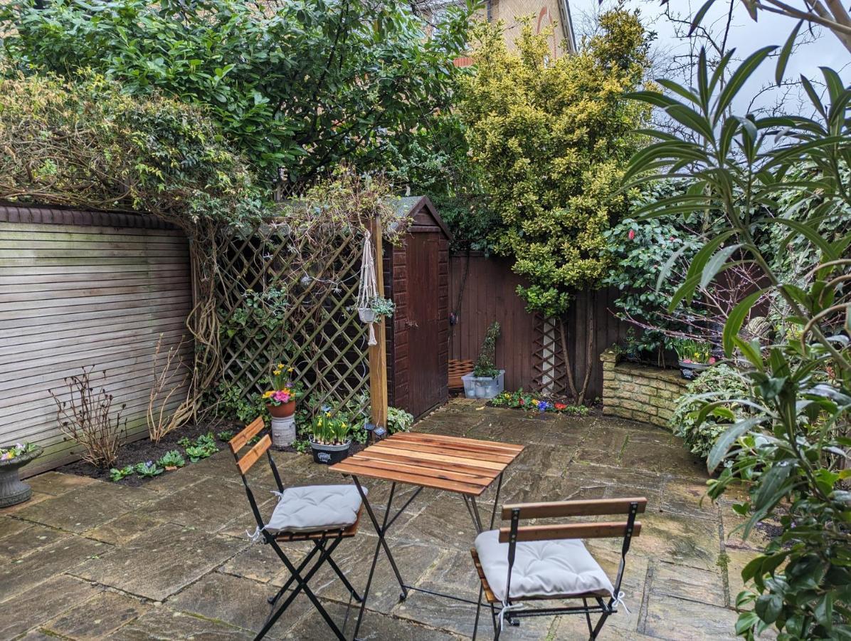 Cosy House With A Garden Villa London Bagian luar foto