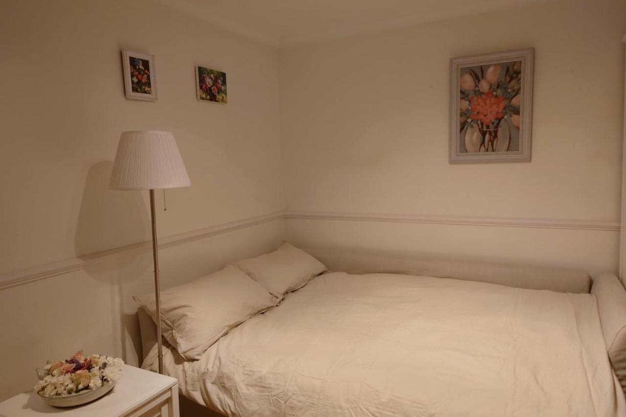 Cosy House With A Garden Villa London Bagian luar foto